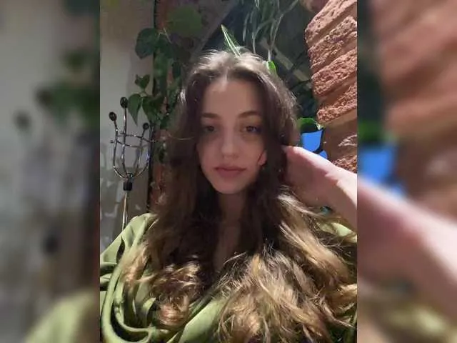 SarahSupershy – webcam model profile photo